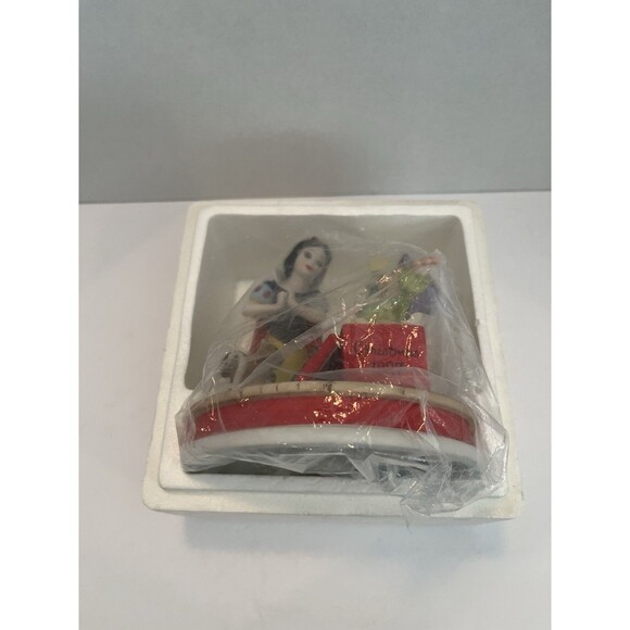 Snow Whites Surprise Christmas 1987 Disney Holiday Figurine 6988/25000 Excellent - Picture 6 of 7